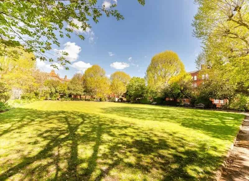 Three Bedroom Apartment in Queen's Club Gardens