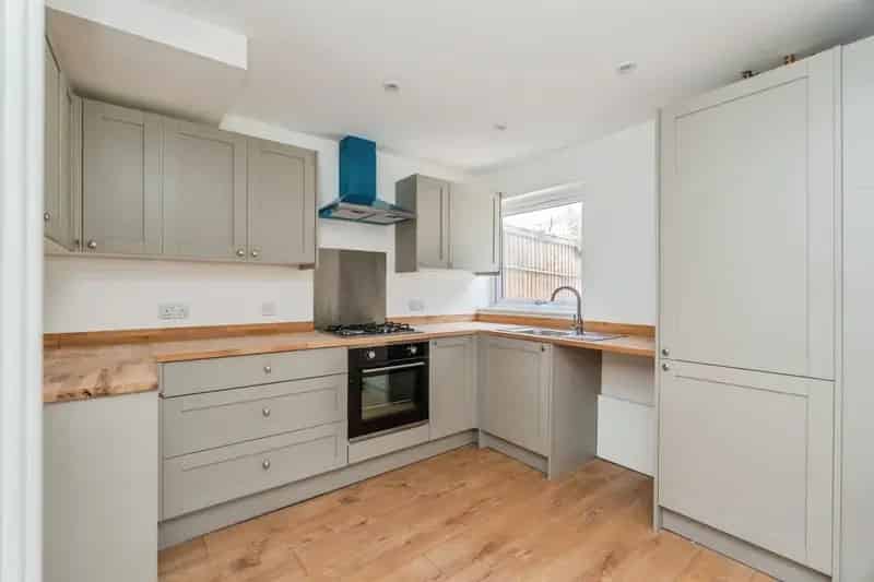 3 Bed House Refurbished Kitchen Open Plan Lounge Dining Garden