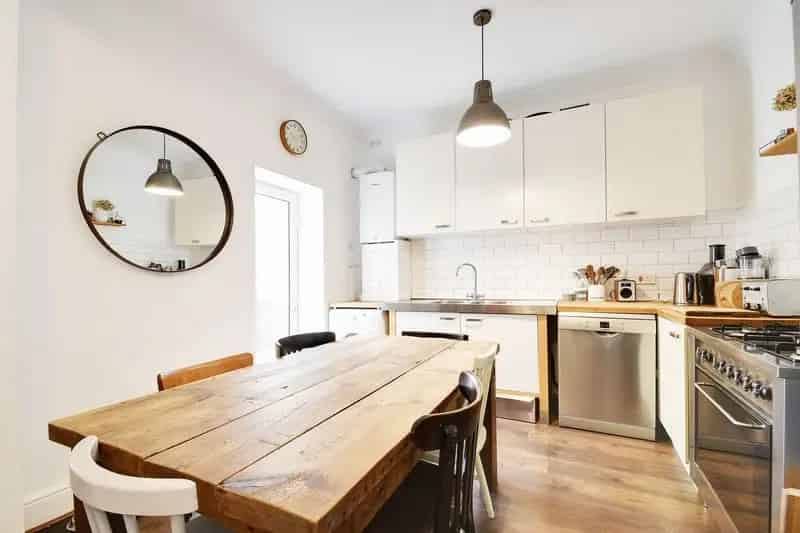 3 Bedroom Maisonette Near Chatsworth Road