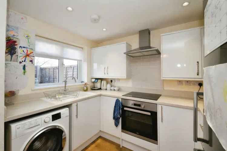 Spacious 2 Bed House in Cheshunt - Modern Kitchen & Garden