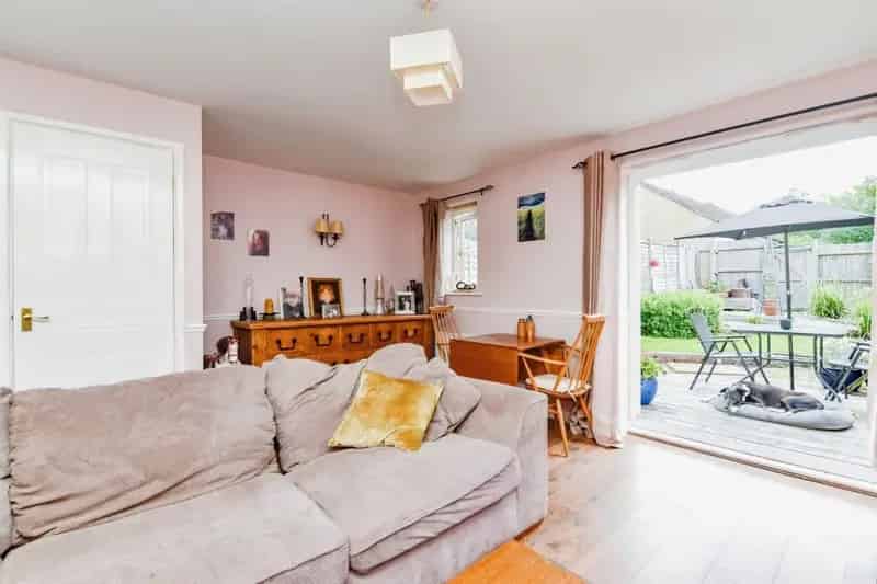 3 Bed House with Garden and Garage