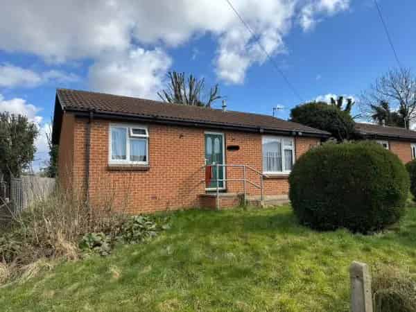 2 Bed Bungalow Near Amenities Large Garden