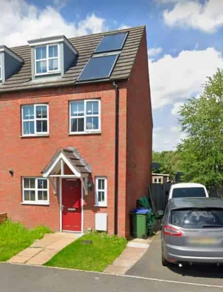 Three Storey House Near Schools and Transport