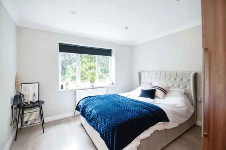 Spacious 2-Bed Apartment Near Bournemouth Gardens