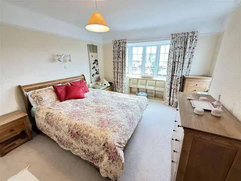 4 Bed Detached House for Sale Near Hospital and University