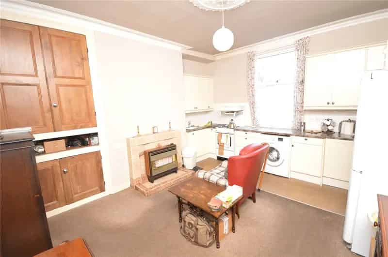 Four Bedroom End Terrace House Near M62 and M1 Motorways