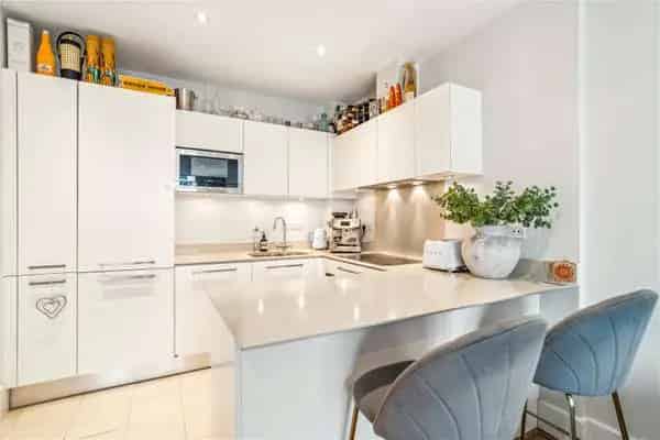 2-Bed Riverside Apartment with Thames Views