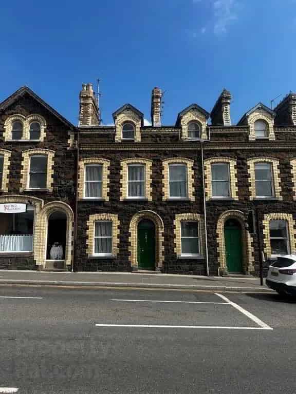 Historic 4-Bedroom Mid-Terrace House in Lurgan