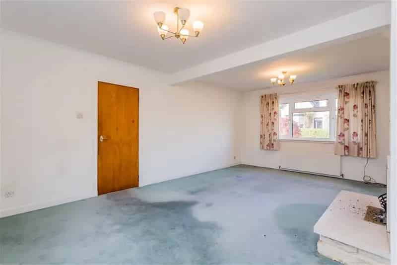 3 Bed Detached House with 2 Reception Rooms - Bridge of Weir