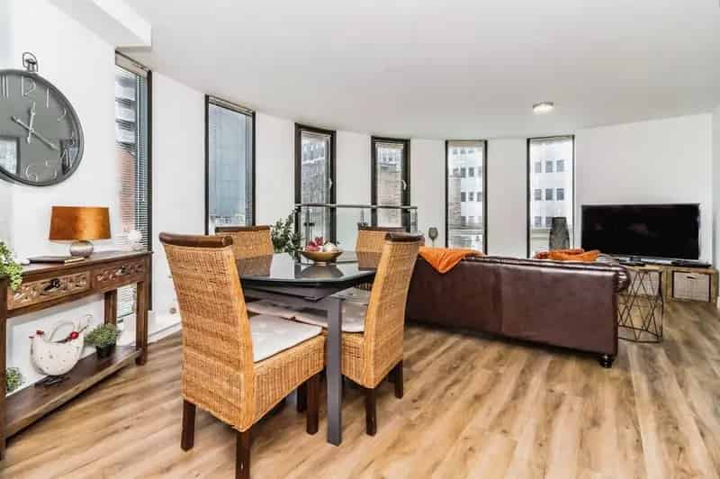 2 Bedroom Apartment Salford - Modern, Furnished, Near Train Stations