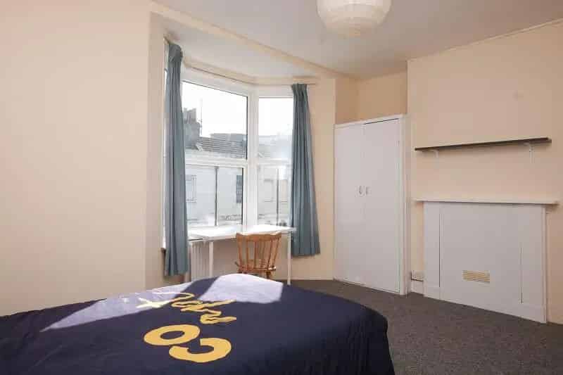 5 Bedroom Terraced House Near Stations