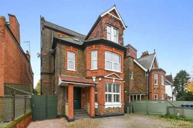 Detached House with 4 Apartments - Investment Opportunity