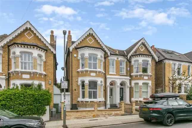 5 Bedroom Semi-Detached House for Sale in London SW11