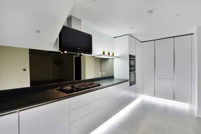 Semi-detached House for Sale in London NW7