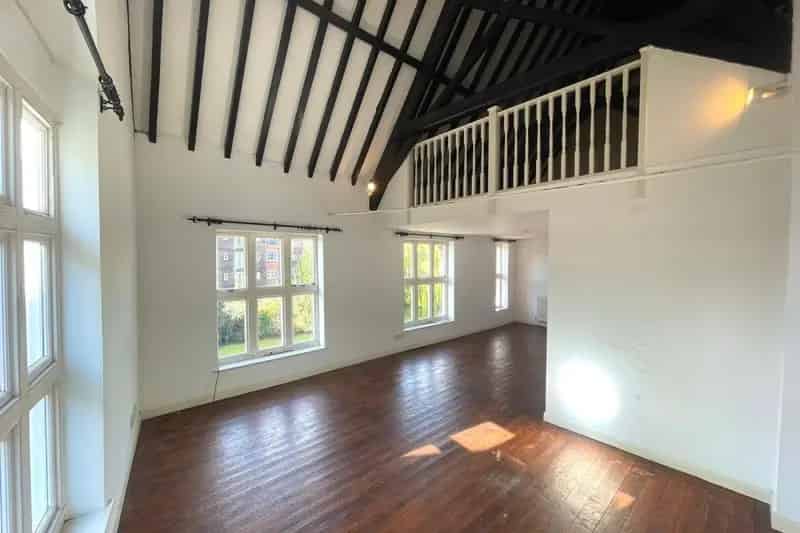 Riverside Apartment with Three Bedrooms and Mezzanine