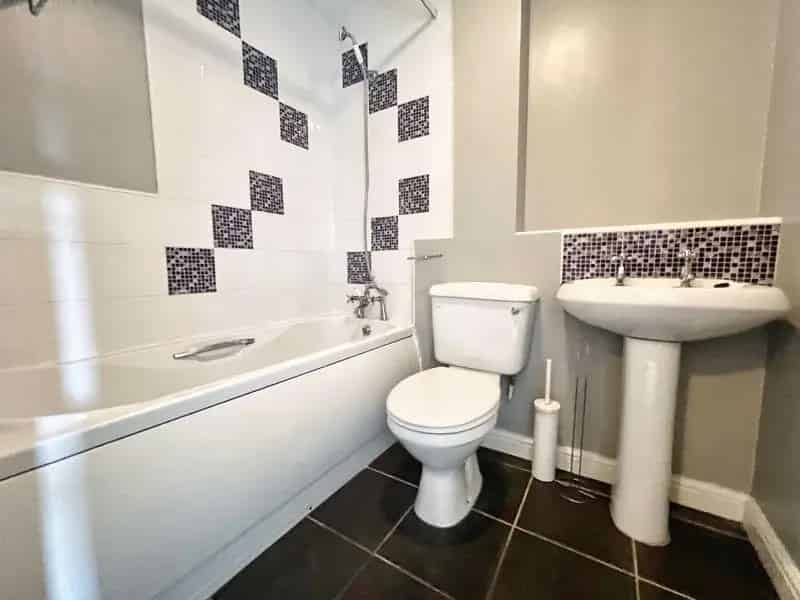 2 Bed House for Sale Near School and Shops