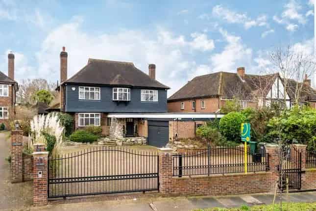 5 Bedroom House for Sale in Coombe New Malden