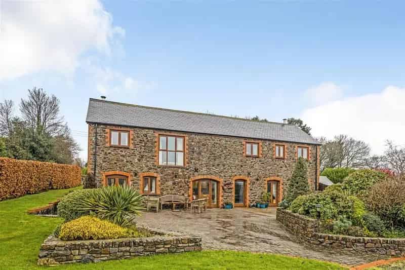 6 Bedroom Detached House For Sale
