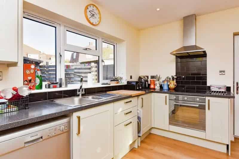 4 Bed House With Garden and Outbuilding Ample Parking
