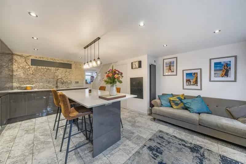 Mid Century Townhouse Near Schools and Transport