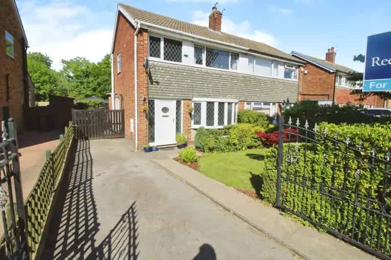 3 Bedroom Semi Detached House Ossett West Yorkshire WF5