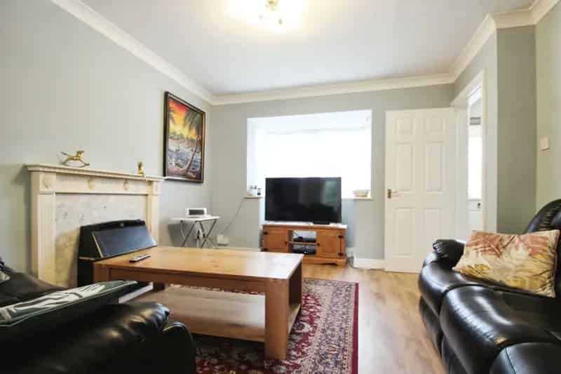 Four Bedroom Detached House Near M4
