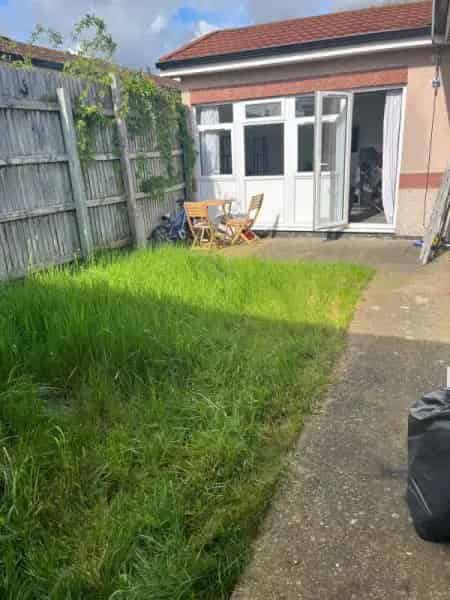 Bungalow near Town Centre and Schools - Easy London Access