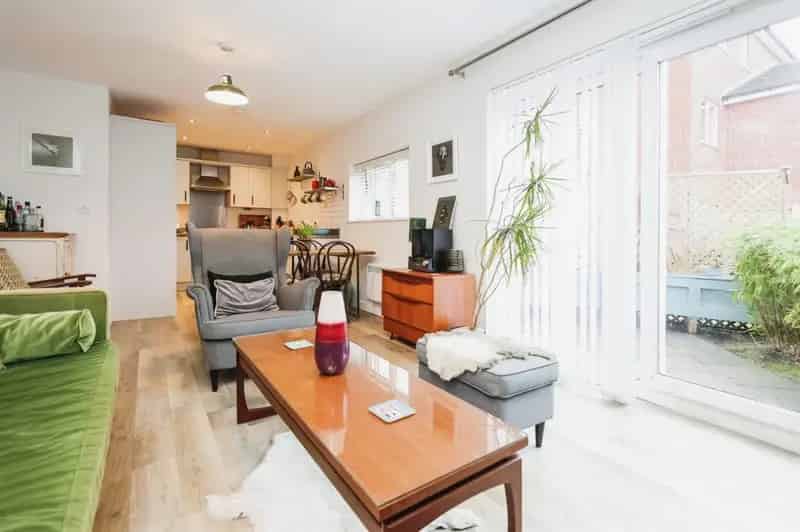 Two Bedroom Apartment with Parking Near Kings Heath High Street