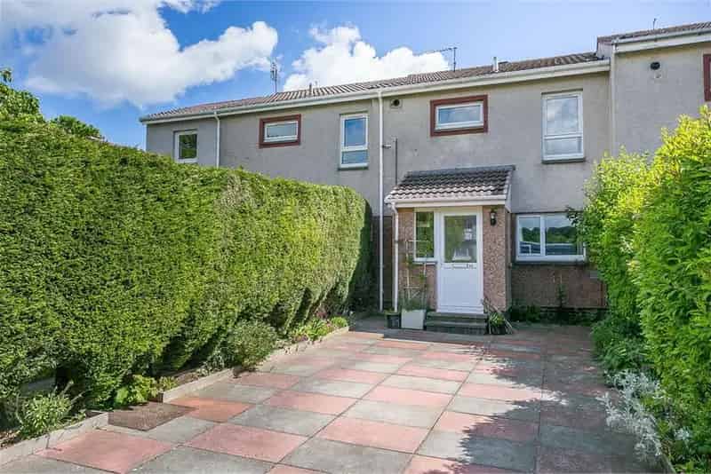 3-Bedroom Mid Terrace House with Garden and Driveway