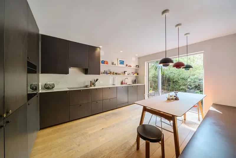 Four Bedroom Townhouse with Private Drive and Garden