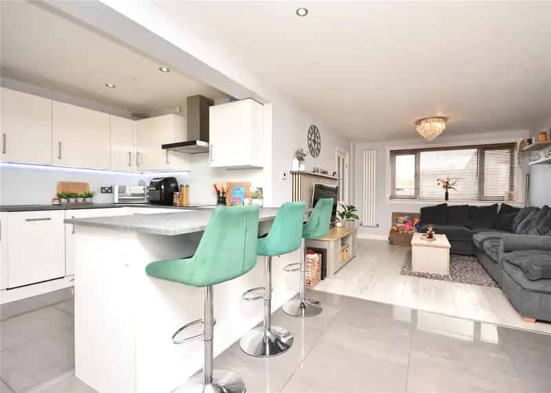 Modern 3-Bedroom Terraced House with Garden and Parking