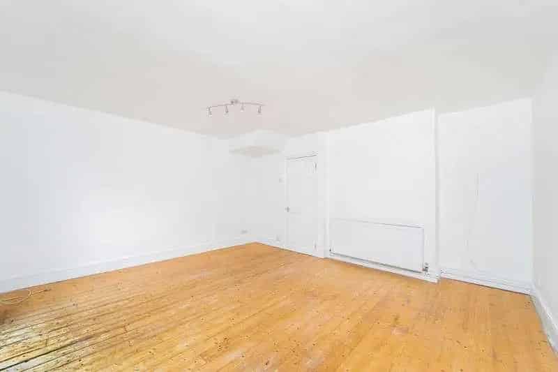 3 Bed House for Sale in Shoreditch - Recently Renovated
