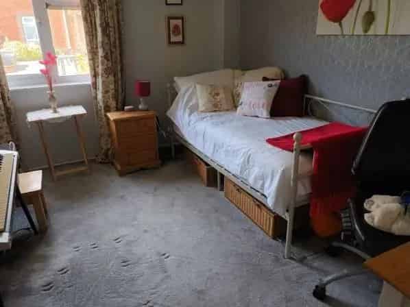 Ground Floor Flat Wet Room Near Bus Stop Sainsburys and Town