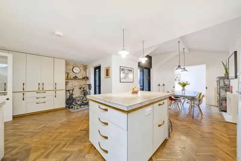 3 Double Bedroom Bungalow Huge Garden Out House Parking