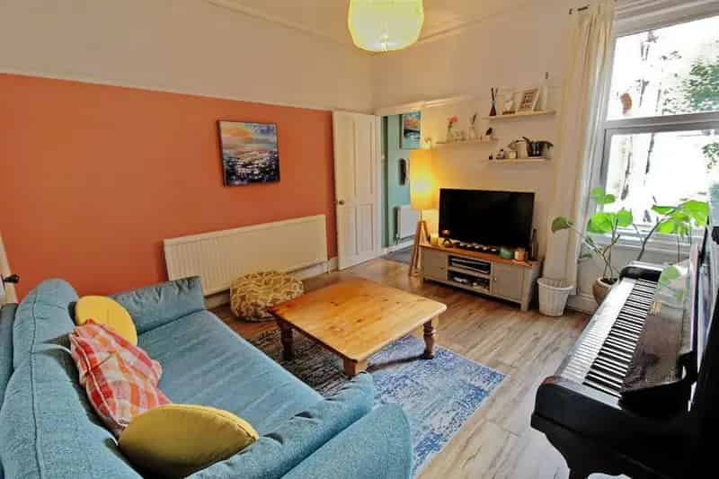 2 Bedroom Town House for Rent in West End