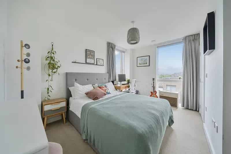 Two Bedroom Contemporary Apartment Ladywell Fields