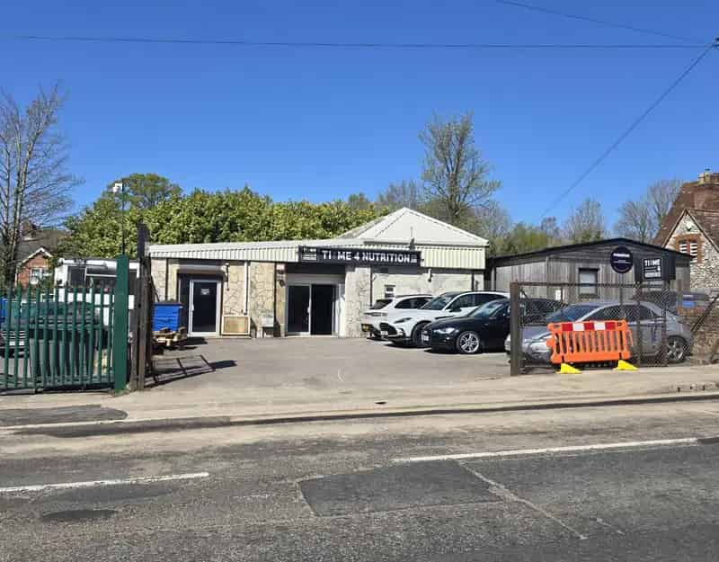 Retail Unit For Sale 143.5 sq m Busy Roadside Location