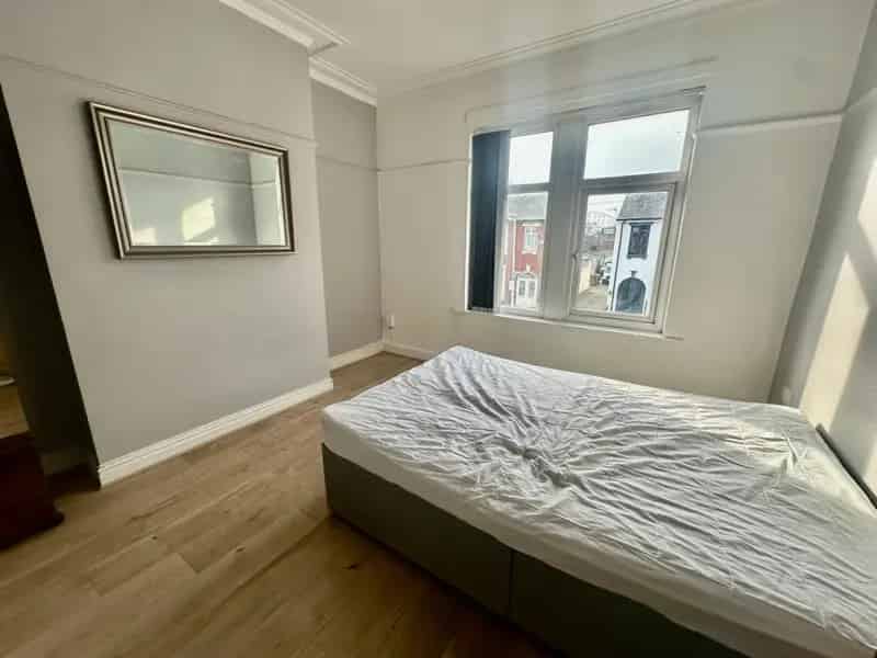 1 Bedroom Flat for Sale - Garden, Parking, No Chain