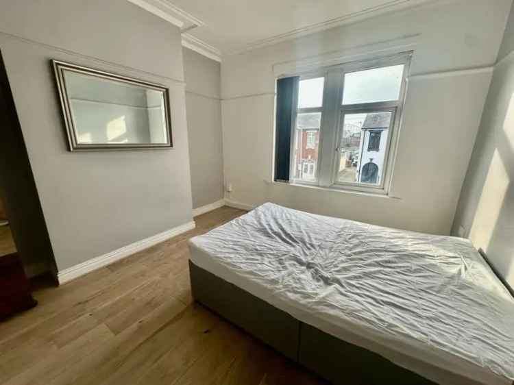 1 Bedroom Flat for Sale - Garden, Parking, No Chain