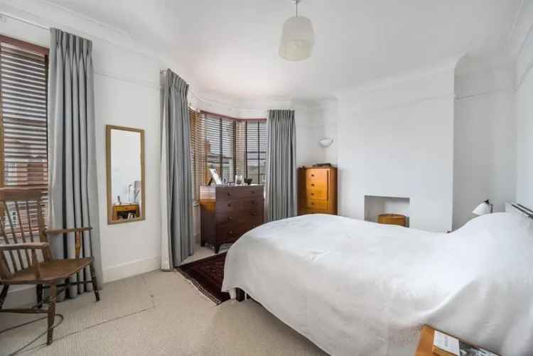 Four Bedroom Terrace House in Balham