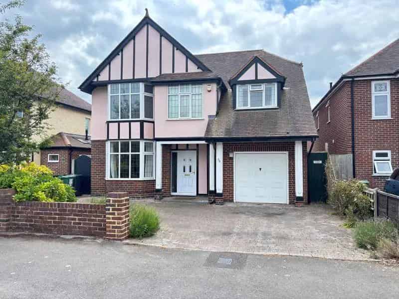 5 Bedroom Detached House for Sale