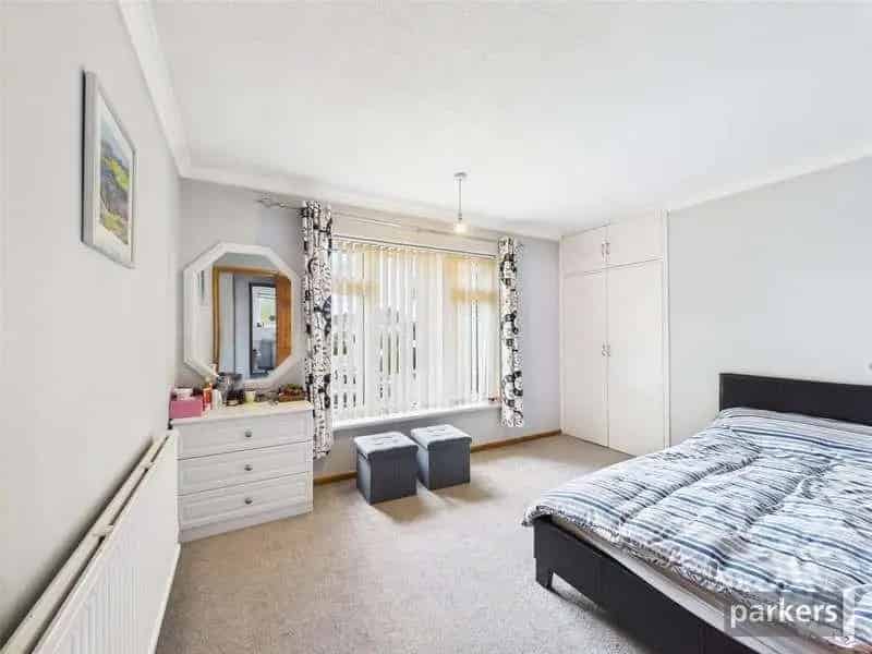 2 bed flat for sale