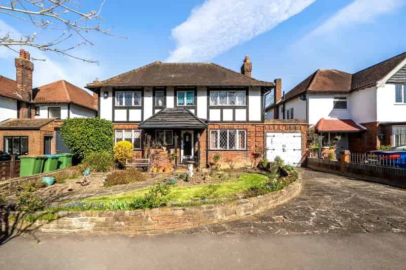 4 Bedroom Detached House For Sale in Hinchley Wood