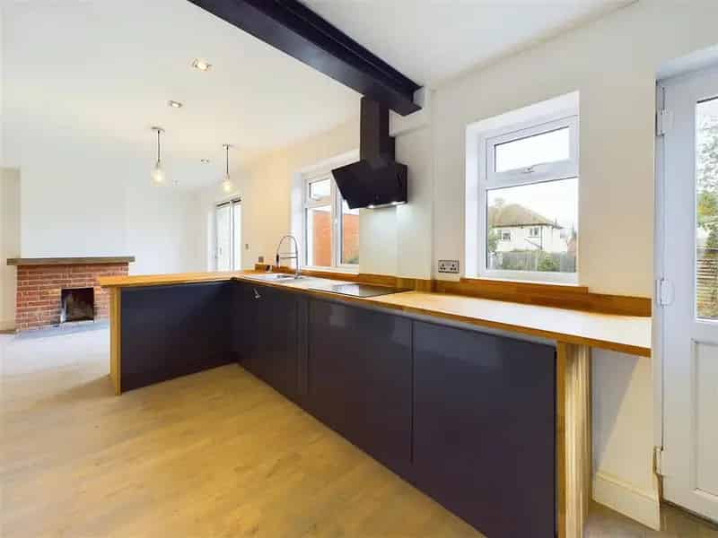 3 bedroom semi-detached house to rent