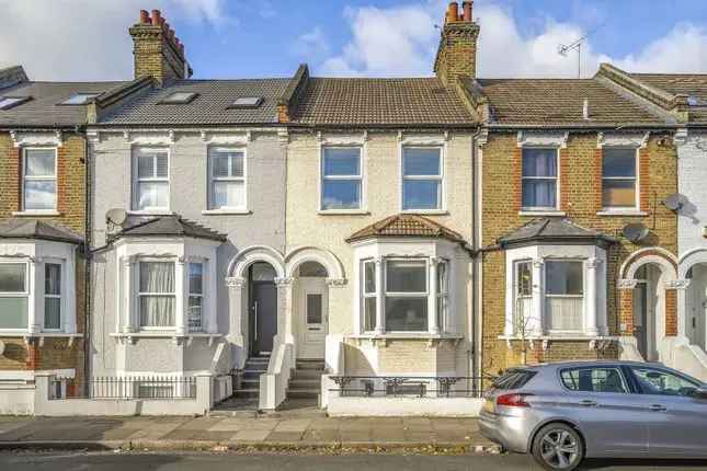 Flat to rent in Khama Road, Tooting Broadway, London SW17