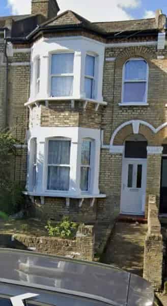 Large 4 Bedroom 3 Floor House with 2 Bathrooms and Huge Garden