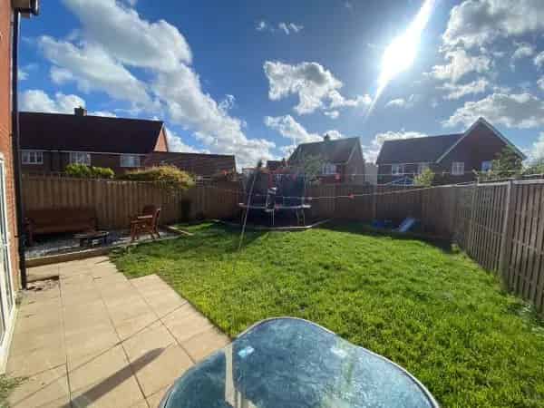 Large 4 Bed Family Home Near School and Shops