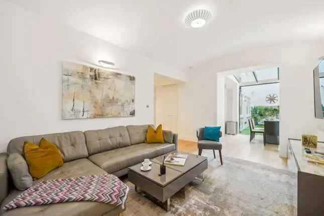 Flat to rent in Ennismore Gardens, London SW7