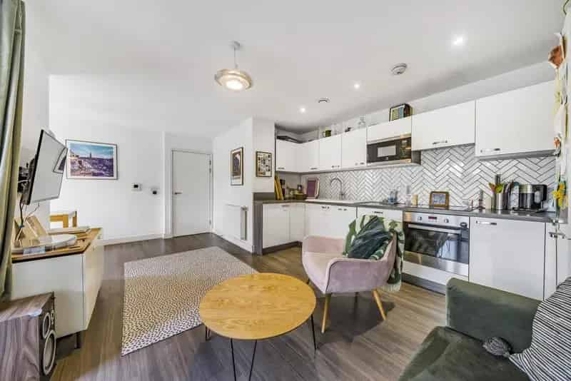 Two Bedroom Apartment 740 sq ft No Onward Chain