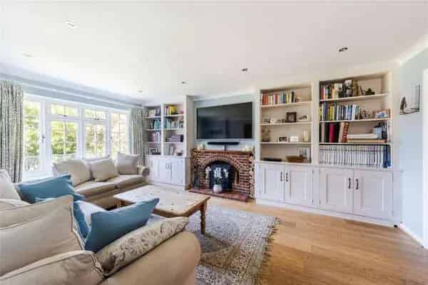Family Home near Godalming with 5 Double Bedrooms and Large Garden